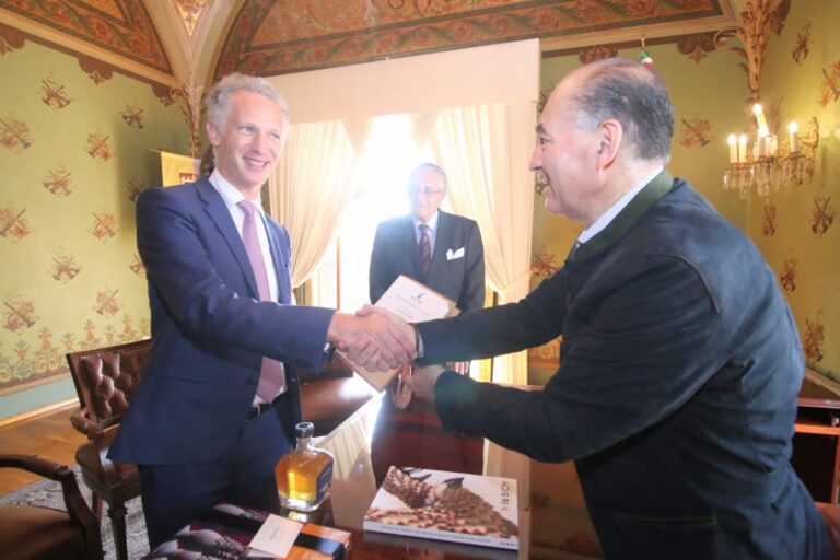 ALCALDE Y REP EMB SUIZA 04NOV2021