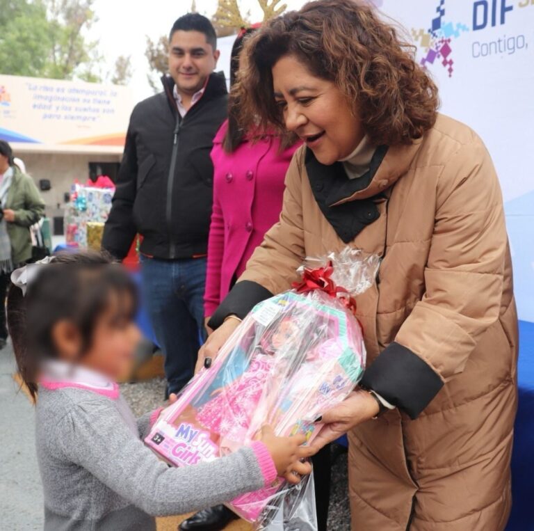 NIÑOS RECIBEN REGALOS 13DIC2023