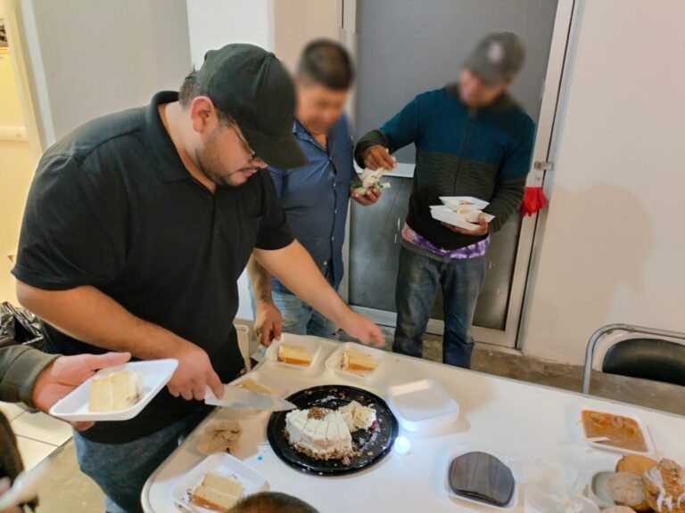 SMDIF_613 Festejan al chef del Albergue Invernal 01