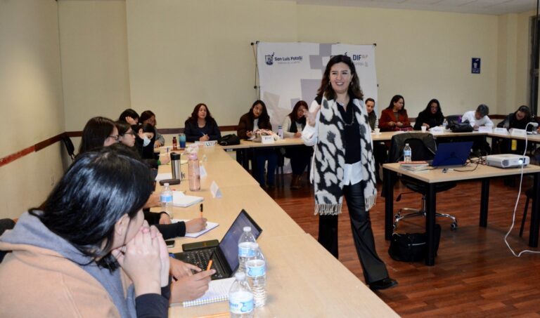 SMDIF_619 Profesionalizan a personal del DIF en temas de Familia 01