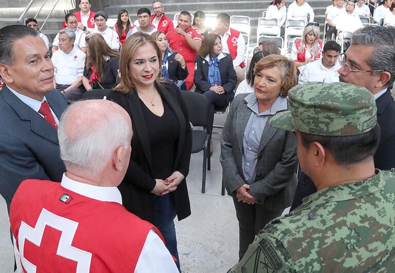 Dip. Yolanda Josefina Cepeda Echavarría y Dip. Dolores Eliza García Román. Colecta Cruz Roja Mexicana
