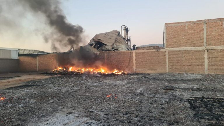 050324 8653, CUERPOS DE EMERGENCIA ATIENDEN INCENDIO EN LA ZONA INDUSTRIAL (1)