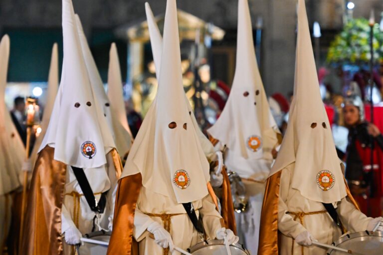 290324 8887, MILES DE VISITANTES VIVEN LA MAJESTUOSIDAD DE LA PROCESIÓN DEL SILENCIO (9)