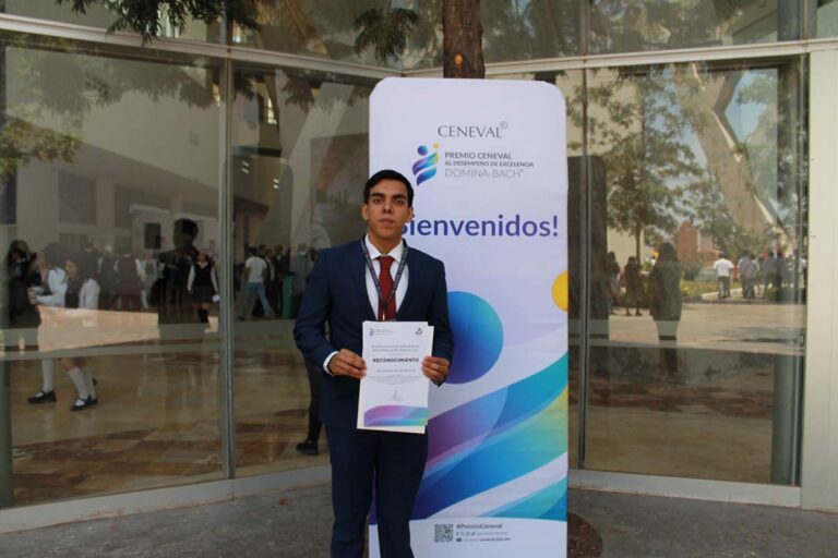 150424 9068, ENTREGAN PREMIO DE EXCELENCIA ACADÉMICA DE CENEVAL EN SLP (4)