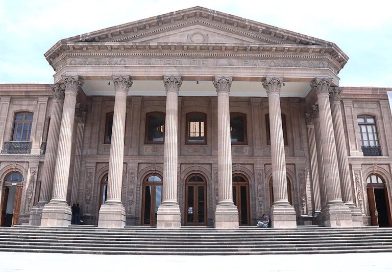 Teatro de la Paz Sesión Solemne por el Bicentenario del Congreso del Estado.